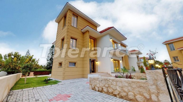 Вилла или дом в Кирения, Северный Кипр с бассейном: купить недвижимость в Турции - 73510