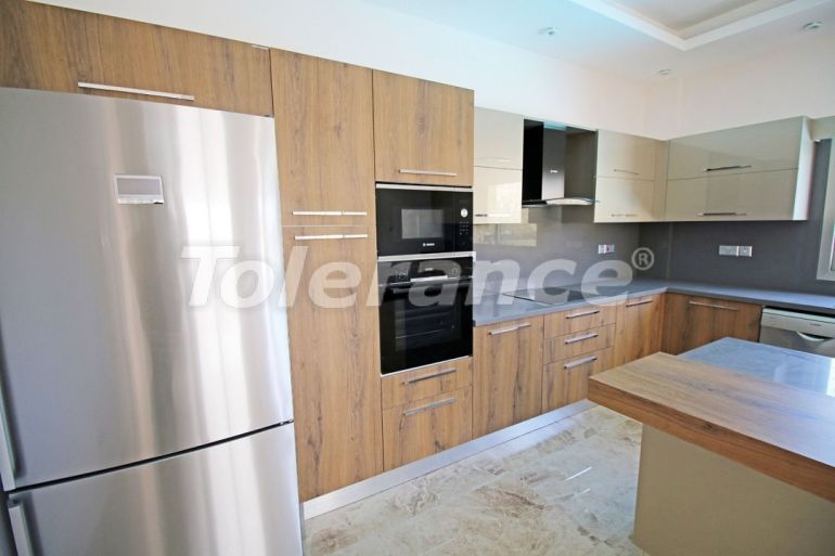 Вилла или дом в Кирения, Северный Кипр с бассейном: купить недвижимость в Турции - 73525