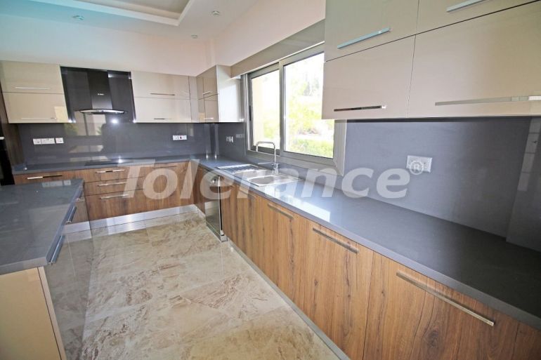 Вилла или дом в Кирения, Северный Кипр с бассейном: купить недвижимость в Турции - 73527