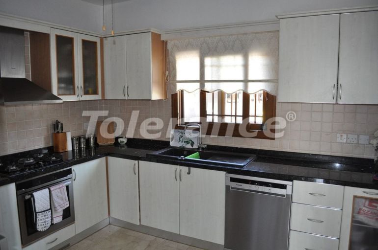 Вилла или дом в Кирения, Северный Кипр с бассейном: купить недвижимость в Турции - 73891