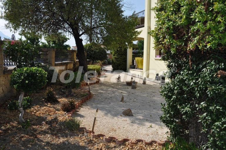 Вилла или дом в Кирения, Северный Кипр с бассейном: купить недвижимость в Турции - 73918