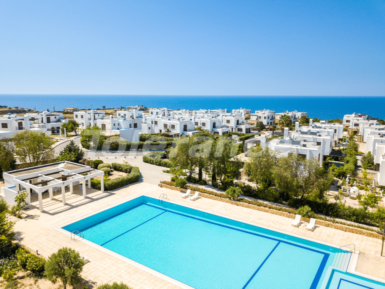 Вилла или дом в Кирения, Северный Кипр с бассейном: купить недвижимость в Турции - 74542