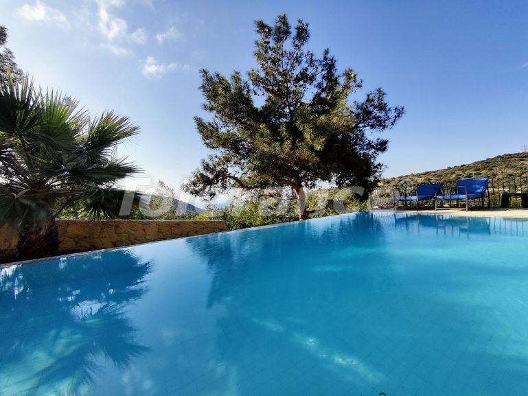 Вилла или дом в Кирения, Северный Кипр вид на море с бассейном: купить недвижимость в Турции - 78651