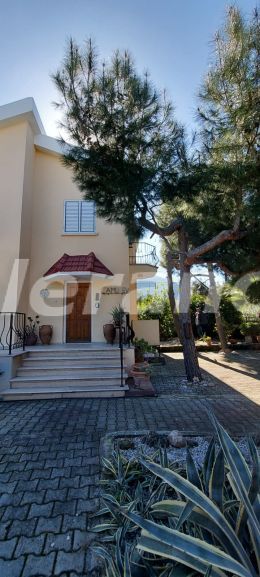 Вилла или дом в Кирения, Северный Кипр вид на море с бассейном: купить недвижимость в Турции - 81722