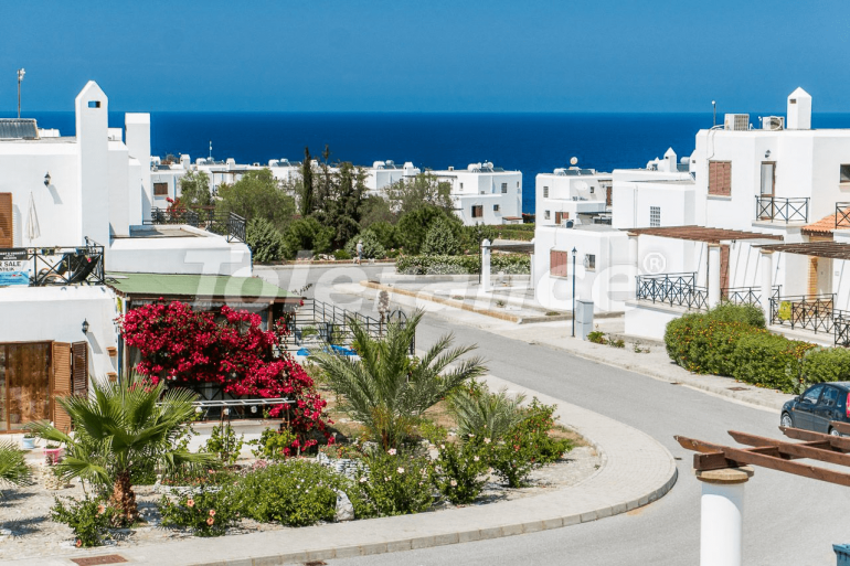 Вилла или дом в Кирения, Северный Кипр с бассейном: купить недвижимость в Турции - 87110