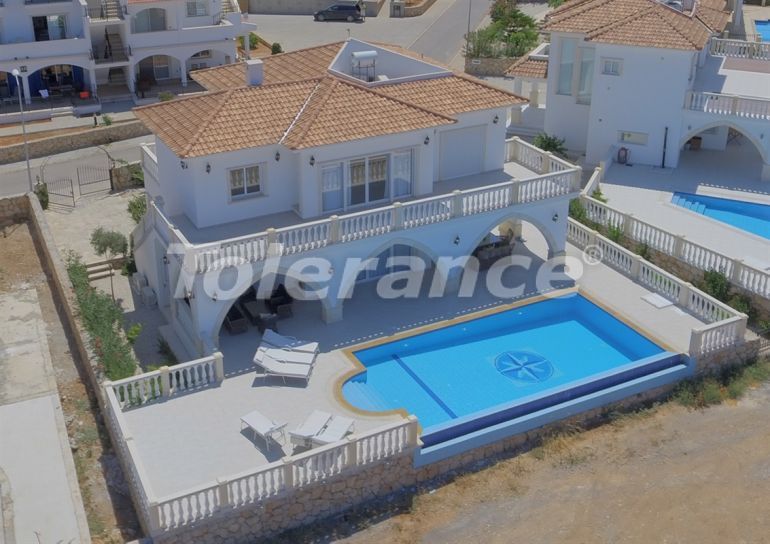 Вилла или дом от застройщика в Кирения, Северный Кипр вид на море с бассейном: купить недвижимость в Турции - 90558