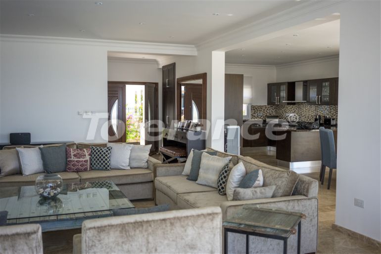 Вилла или дом от застройщика в Кирения, Северный Кипр вид на море с бассейном: купить недвижимость в Турции - 90565