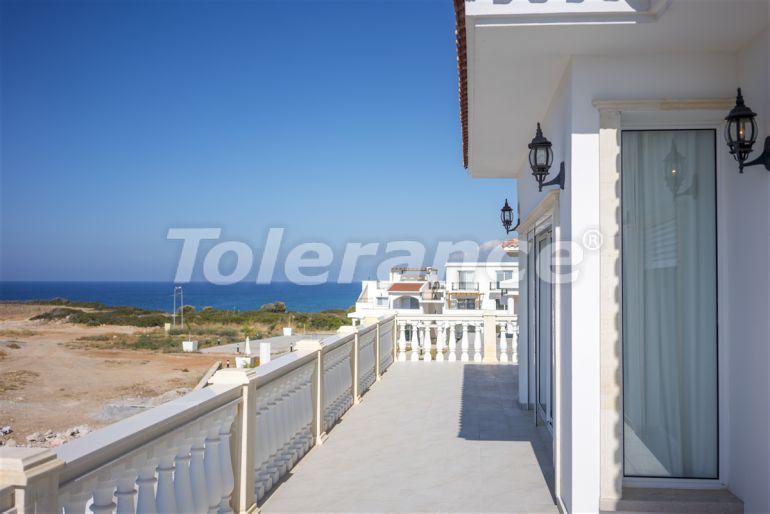 Вилла или дом от застройщика в Кирения, Северный Кипр вид на море с бассейном: купить недвижимость в Турции - 90570