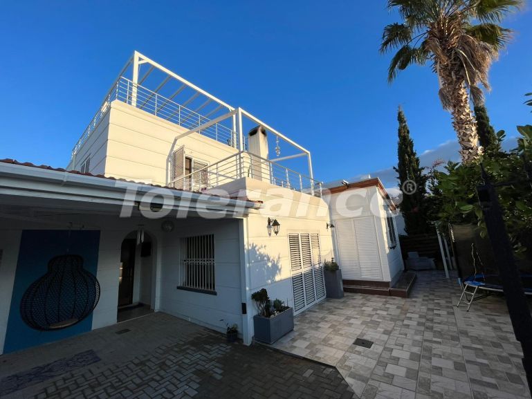 Вилла или дом в Кирения, Северный Кипр вид на море с бассейном: купить недвижимость в Турции - 91621