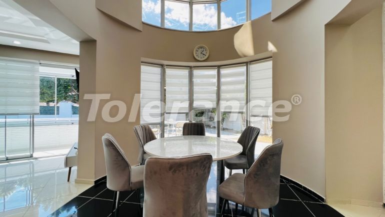 Вилла или дом в Текирова, Кемер с бассейном: купить недвижимость в Турции - 136424