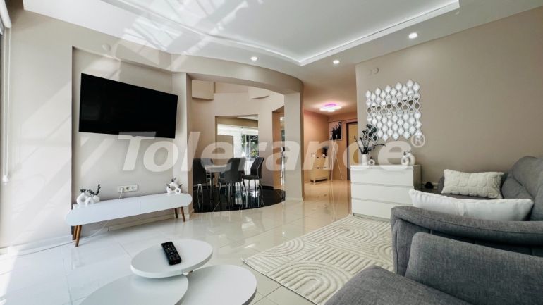 Вилла или дом в Текирова, Кемер с бассейном: купить недвижимость в Турции - 136427